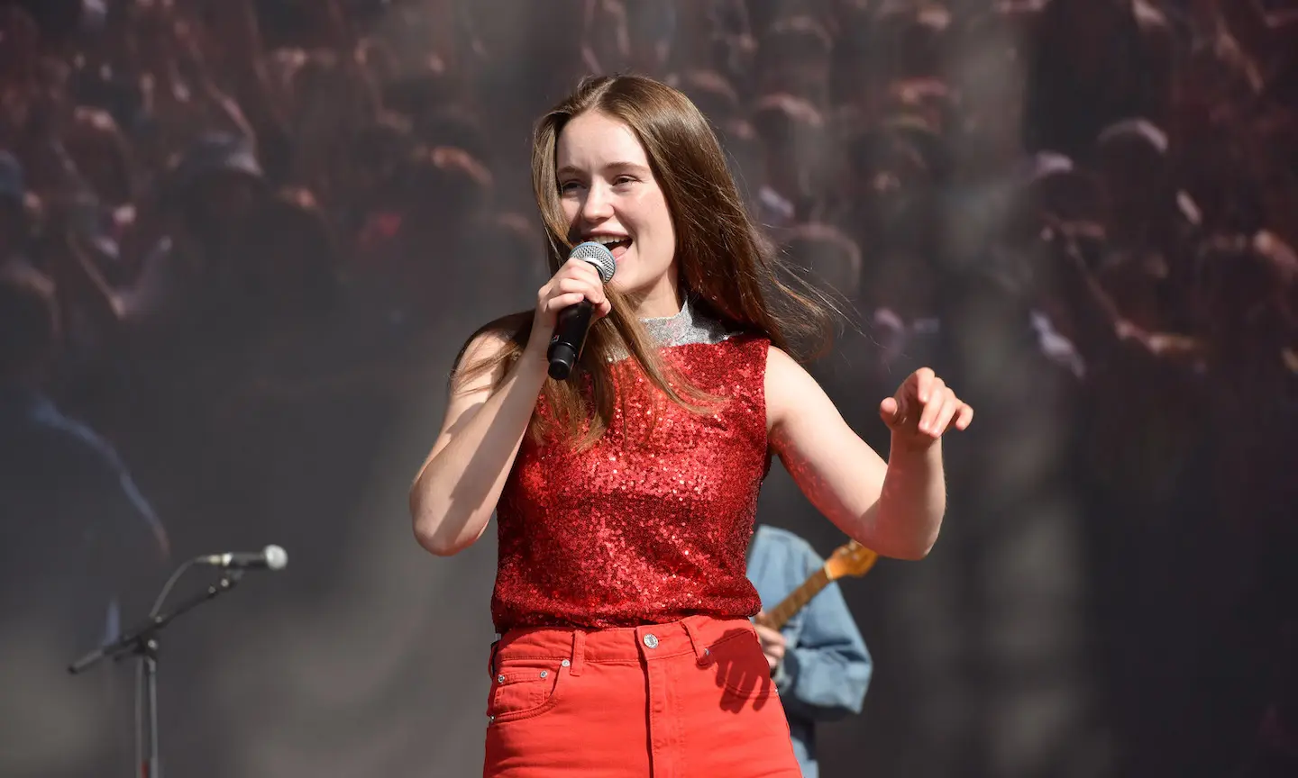 Sigrid performing on tour